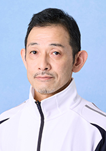 三 角  哲 男
